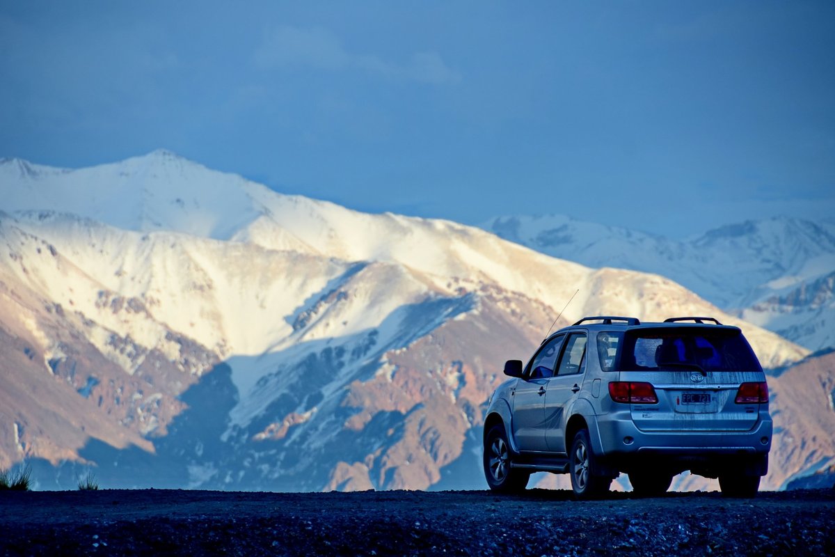 Conduciendo por la ruta de montaña en Mendoza